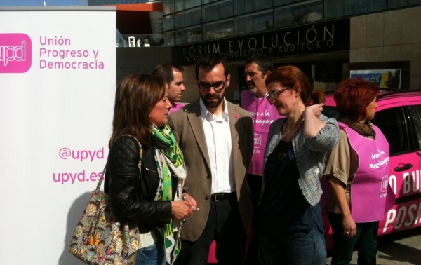 La eurodiputada de UPyD acompañó a Rosario Pérez y Sergio Carpio. 